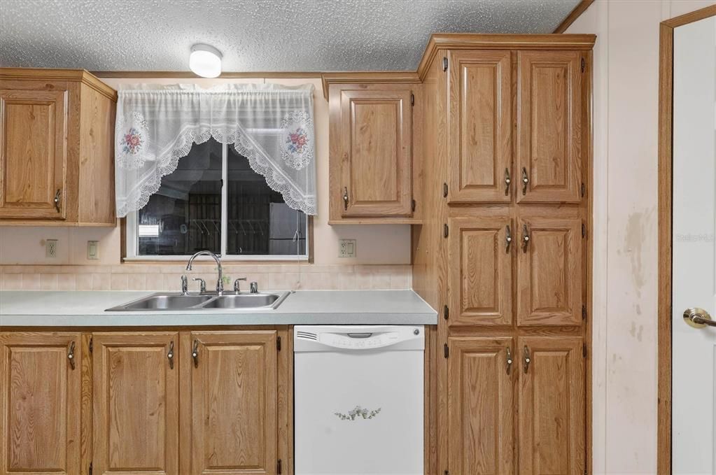 На продажу: $169,000 (2 спален, 2 ванн, 1507 Квадратных фут)
