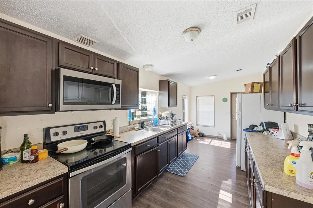 For Sale: $339,900 (6 beds, 4 baths, 2526 Square Feet)