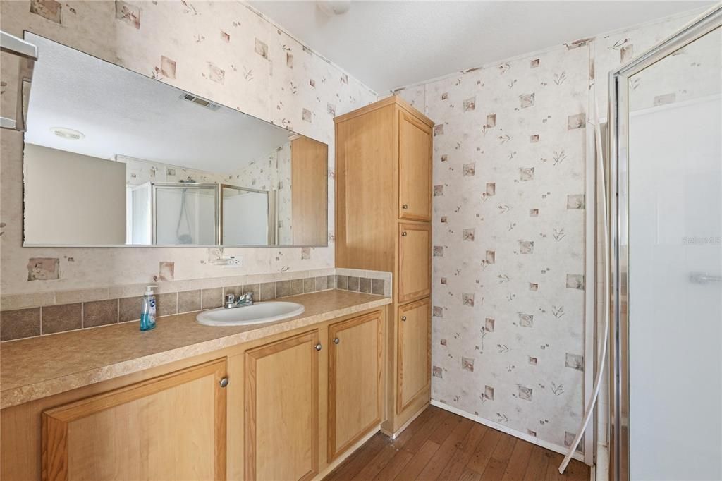 For Sale: $339,900 (6 beds, 4 baths, 2526 Square Feet)