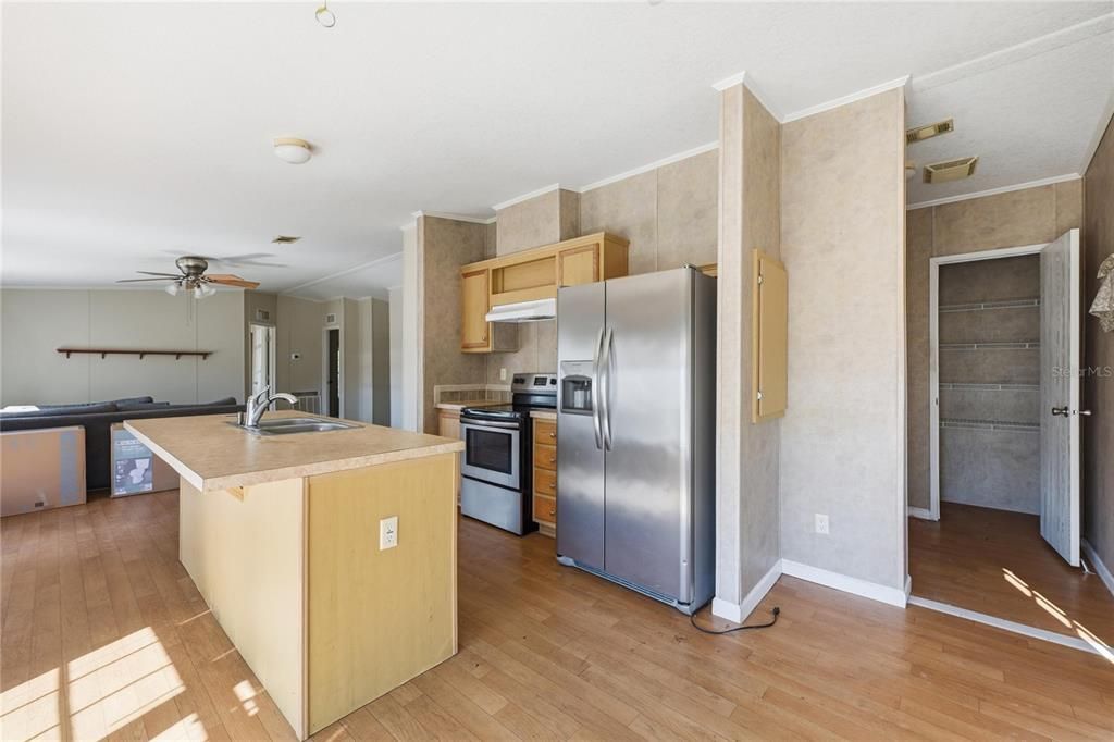 For Sale: $339,900 (6 beds, 4 baths, 2526 Square Feet)