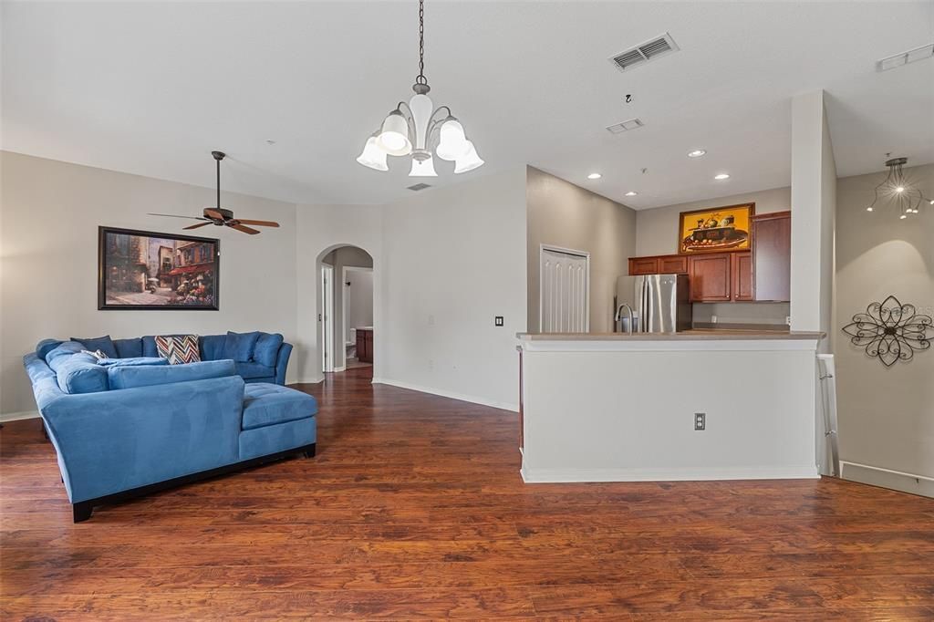 待售: $210,000 (2 贝兹, 2 浴室, 1316 平方英尺)