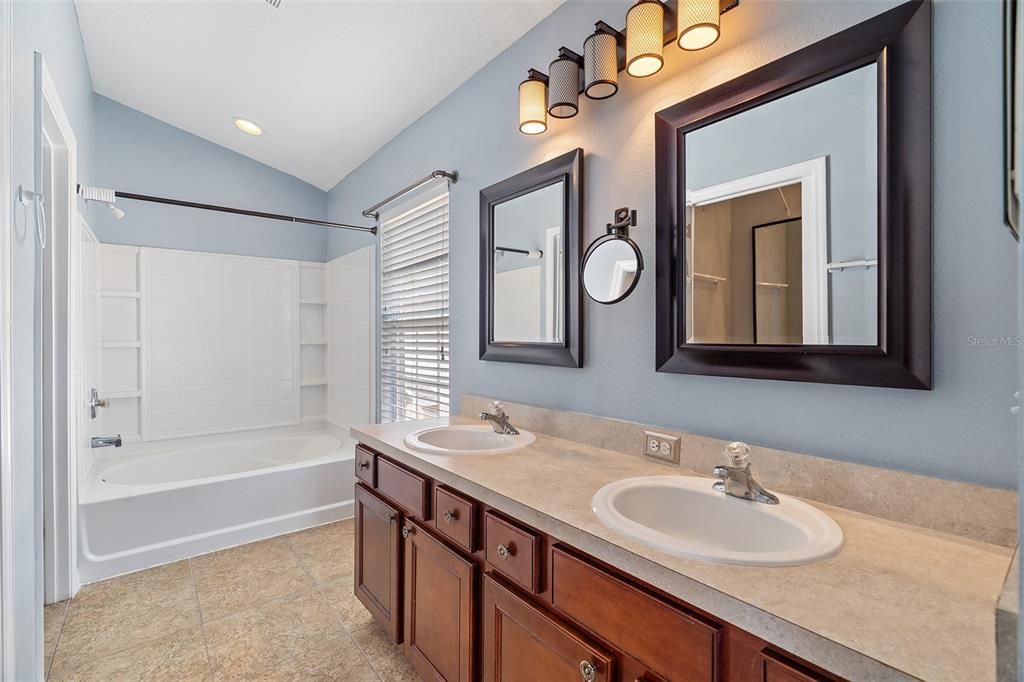 待售: $210,000 (2 贝兹, 2 浴室, 1316 平方英尺)