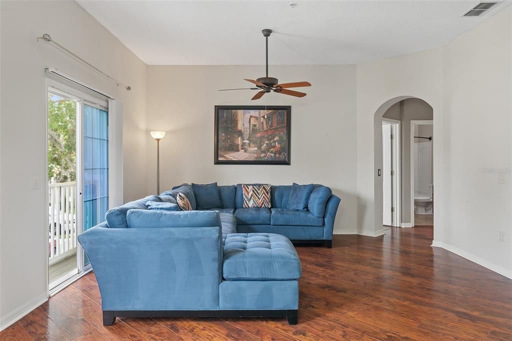 待售: $210,000 (2 贝兹, 2 浴室, 1316 平方英尺)