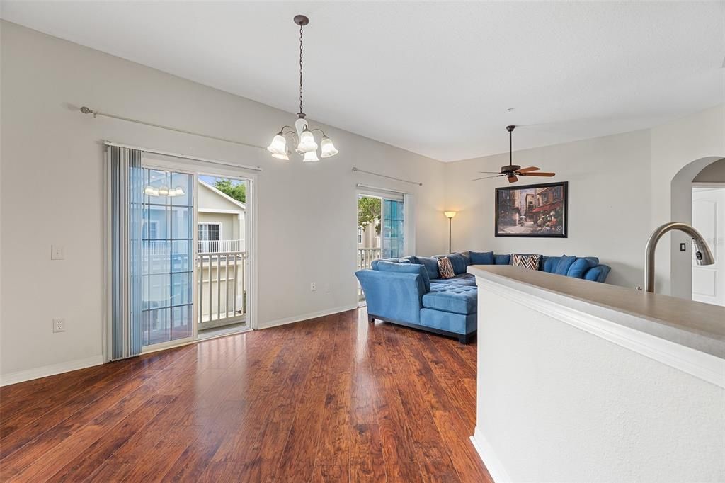 待售: $210,000 (2 贝兹, 2 浴室, 1316 平方英尺)