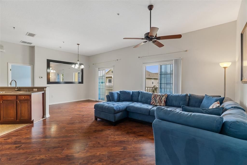 待售: $210,000 (2 贝兹, 2 浴室, 1316 平方英尺)