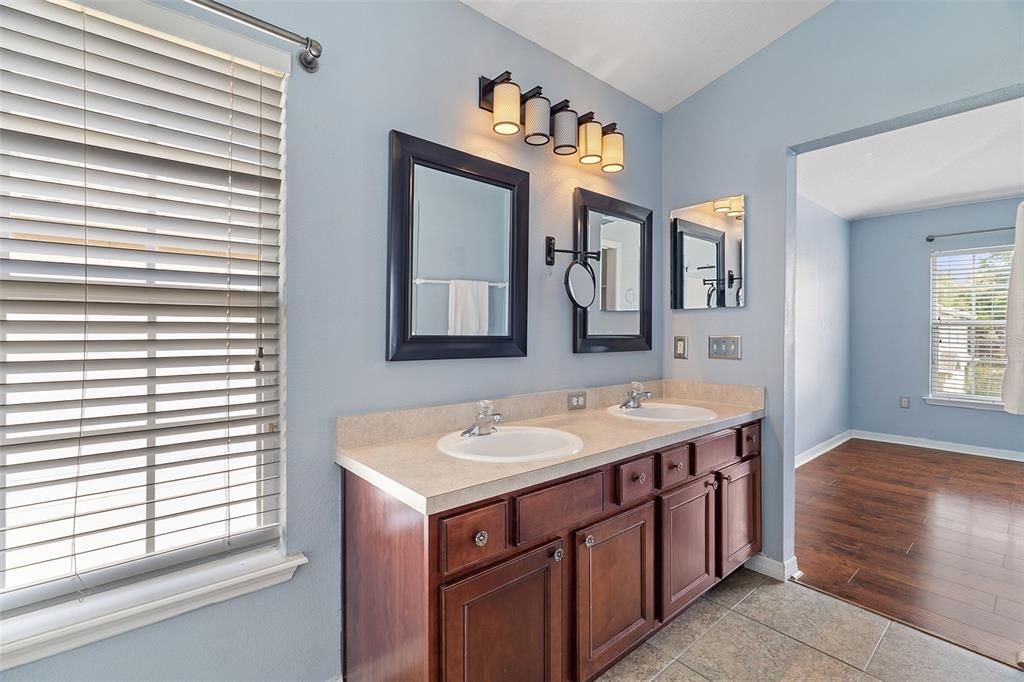 待售: $210,000 (2 贝兹, 2 浴室, 1316 平方英尺)