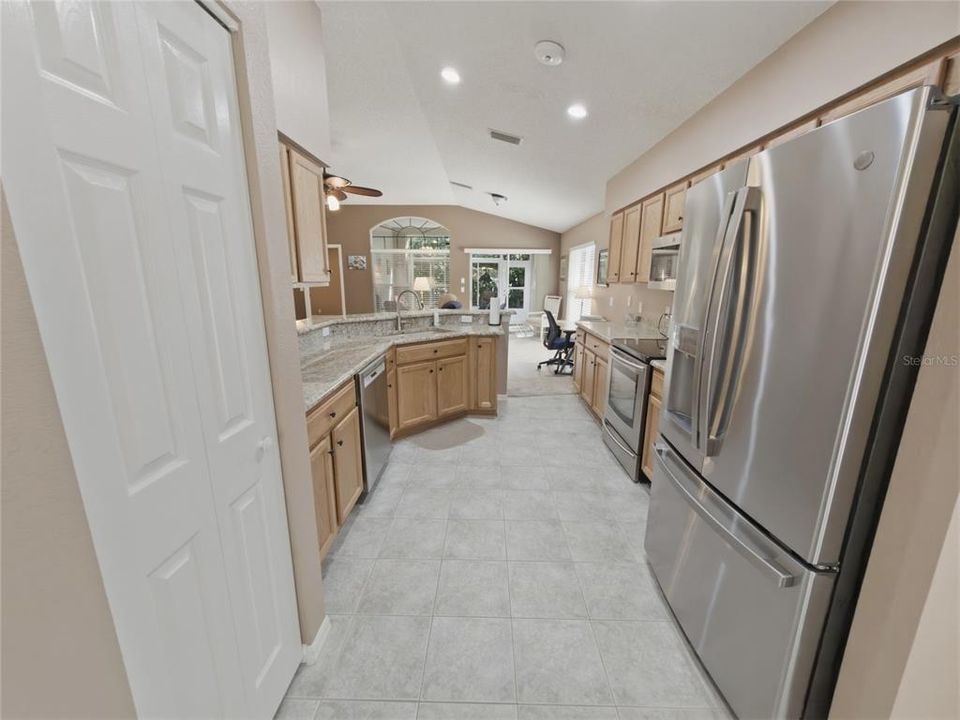 Active With Contract: $279,900 (3 beds, 2 baths, 1683 Square Feet)