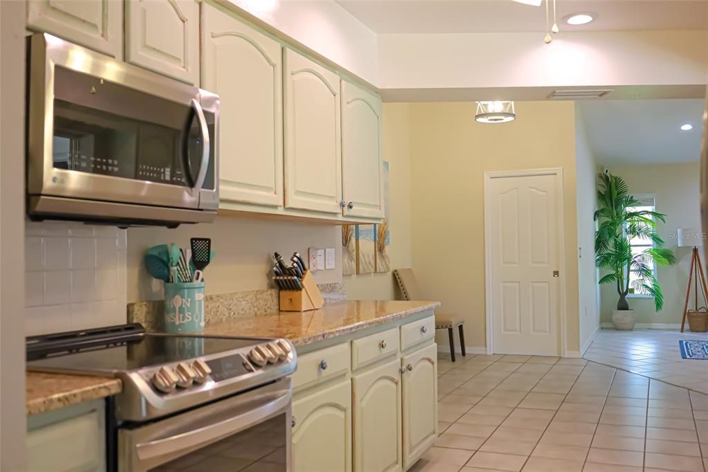 Active With Contract: $2,600 (3 beds, 2 baths, 2019 Square Feet)