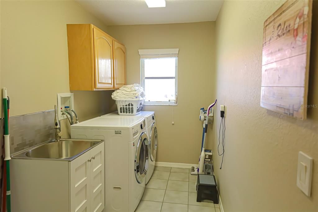 Active With Contract: $2,600 (3 beds, 2 baths, 2019 Square Feet)