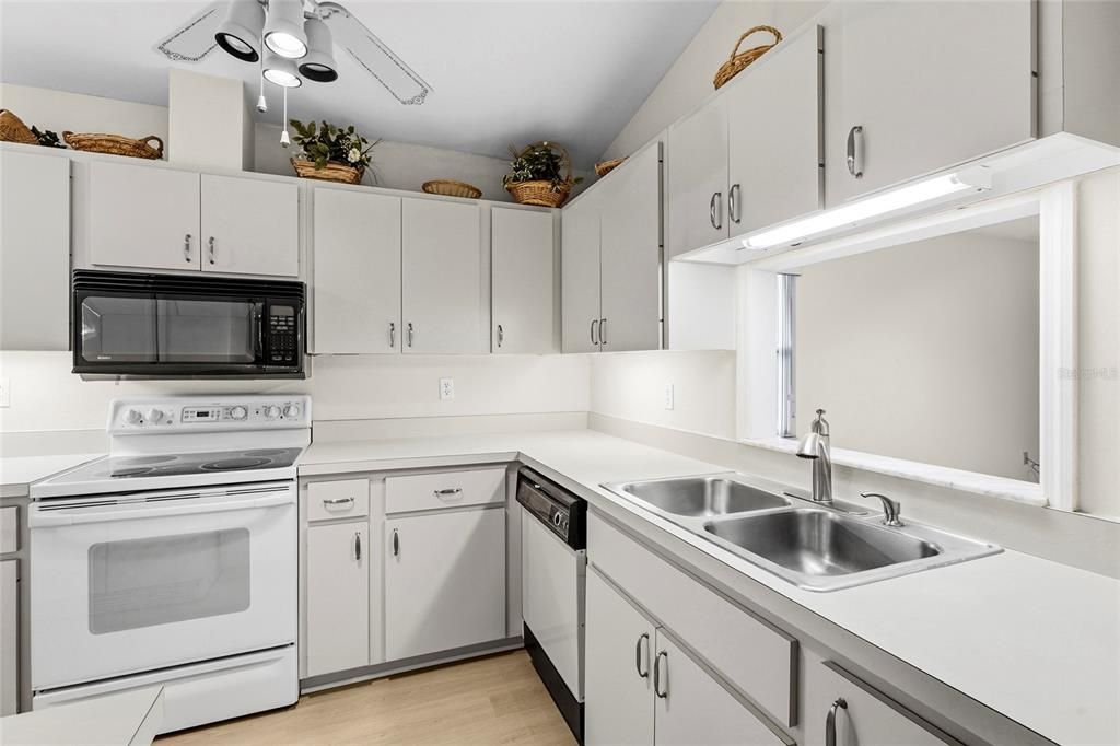 Active With Contract: $225,000 (2 beds, 2 baths, 1150 Square Feet)