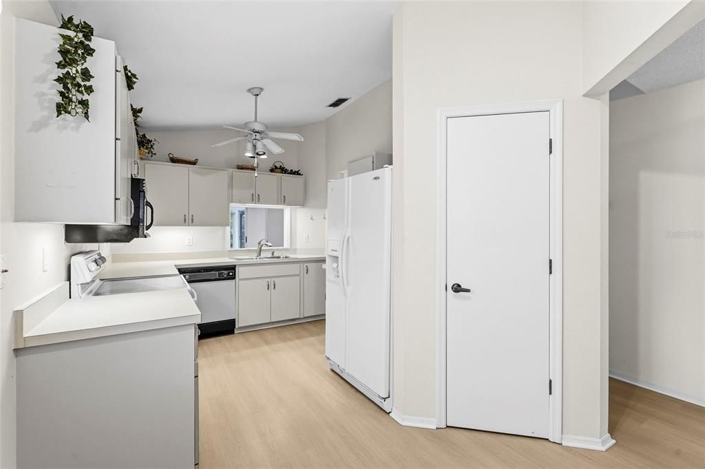 Active With Contract: $225,000 (2 beds, 2 baths, 1150 Square Feet)