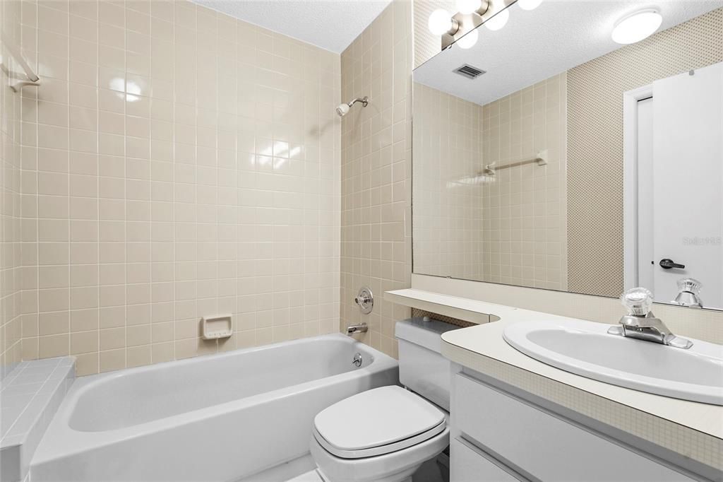 Active With Contract: $225,000 (2 beds, 2 baths, 1150 Square Feet)