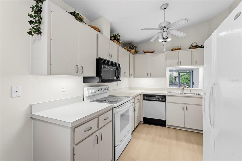 Active With Contract: $225,000 (2 beds, 2 baths, 1150 Square Feet)