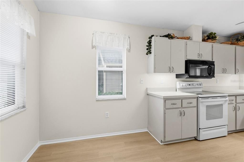 Active With Contract: $225,000 (2 beds, 2 baths, 1150 Square Feet)