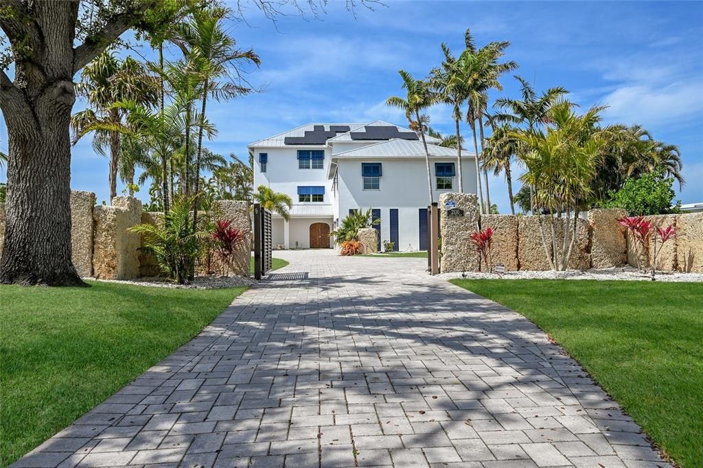 Vendido Recientemente: $3,990,000 (5 camas, 4 baños, 4175 Pies cuadrados)