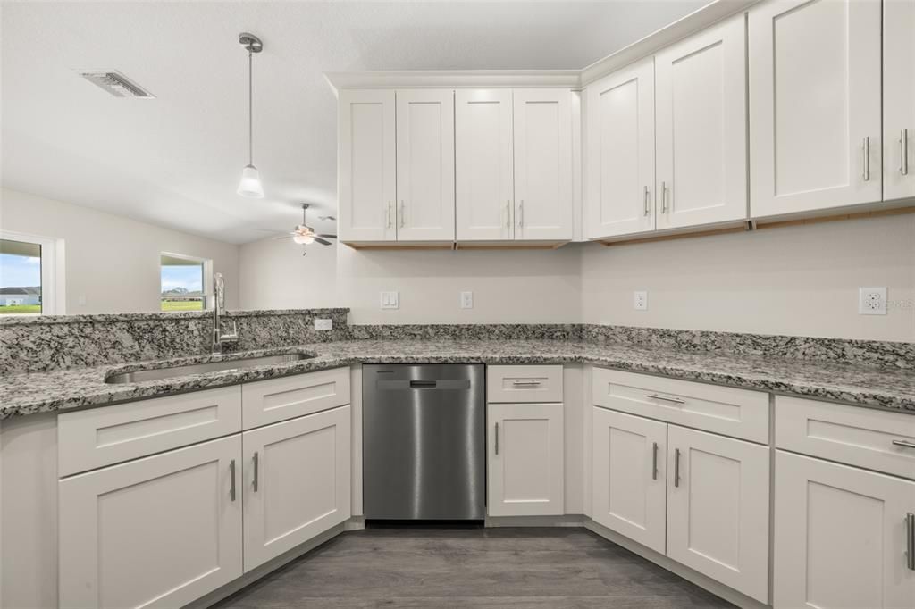 На продажу: $339,900 (4 спален, 2 ванн, 1748 Квадратных фут)