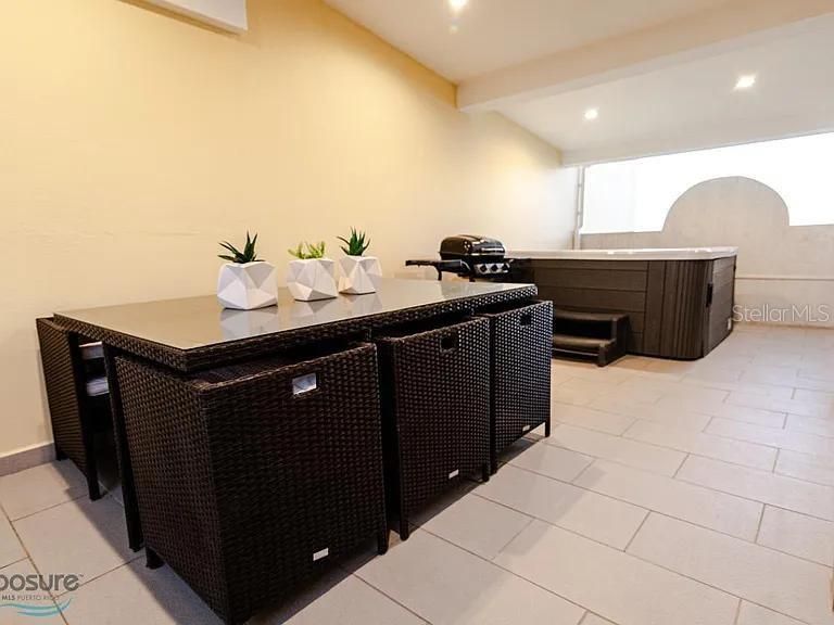 На продажу: $995,000 (4 спален, 2 ванн, 1200 Квадратных фут)