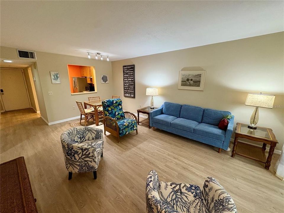 Под контрактом: $1,700 (2 спален, 2 ванн, 940 Квадратных фут)