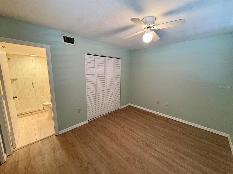 Под контрактом: $1,700 (2 спален, 2 ванн, 940 Квадратных фут)