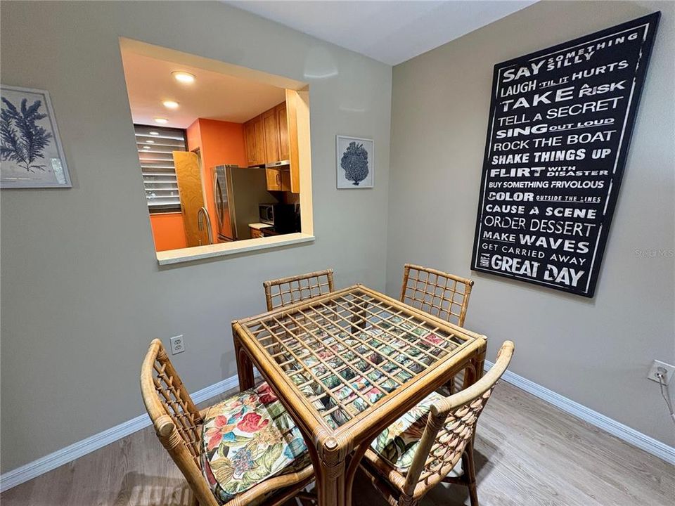 Под контрактом: $1,700 (2 спален, 2 ванн, 940 Квадратных фут)