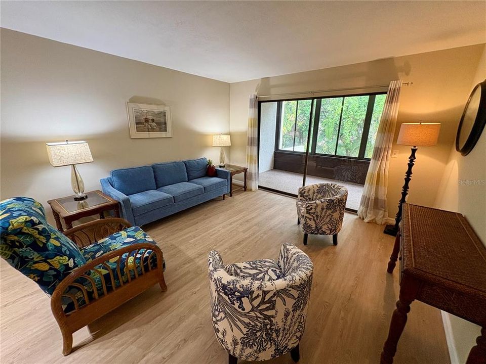 Под контрактом: $1,700 (2 спален, 2 ванн, 940 Квадратных фут)