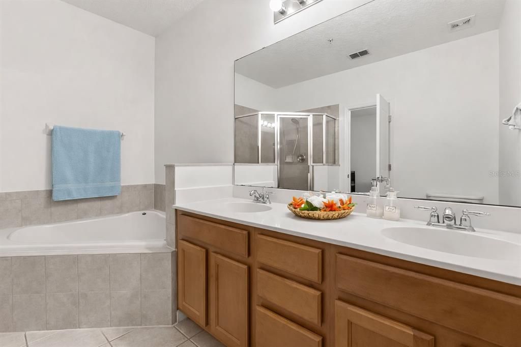 For Sale: $285,000 (3 beds, 2 baths, 1549 Square Feet)