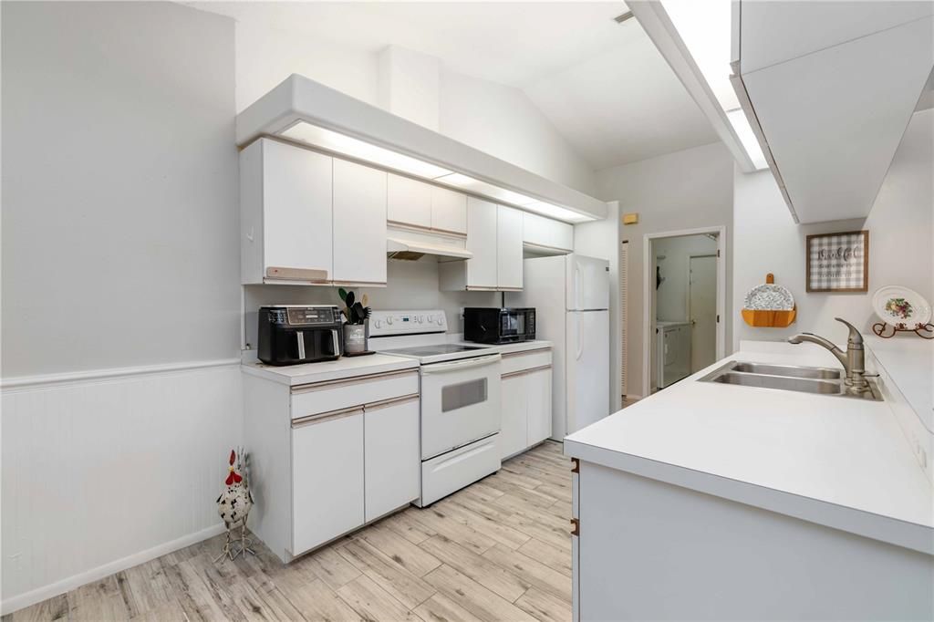 Под контрактом: $599,900 (3 спален, 2 ванн, 1495 Квадратных фут)