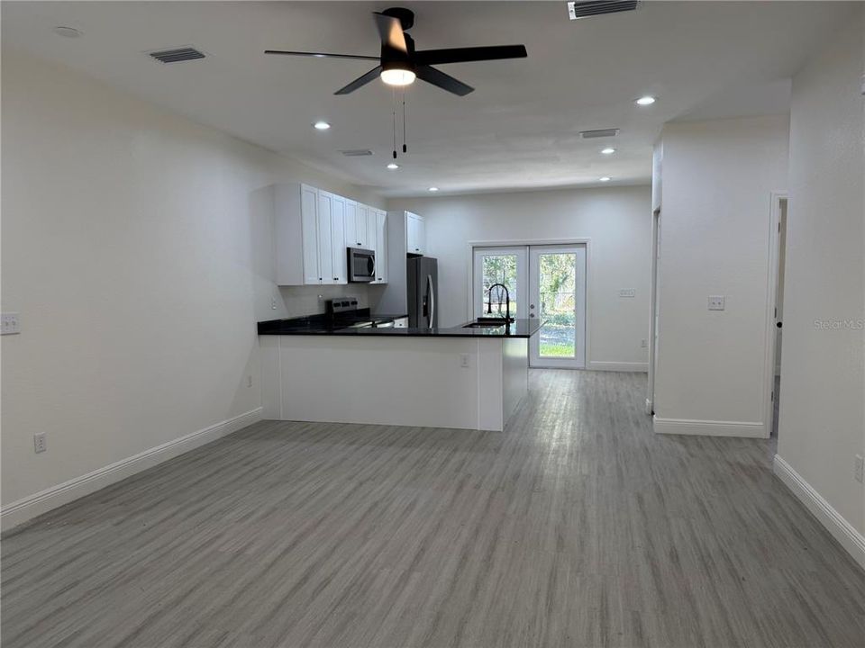 合同活跃: $265,000 (3 贝兹, 2 浴室, 1250 平方英尺)