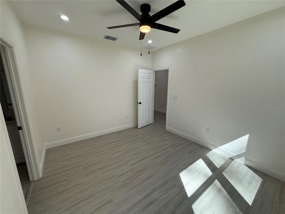 合同活跃: $265,000 (3 贝兹, 2 浴室, 1250 平方英尺)