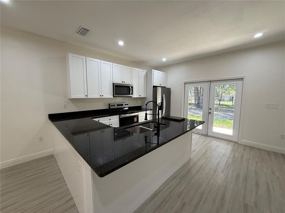 合同活跃: $265,000 (3 贝兹, 2 浴室, 1250 平方英尺)