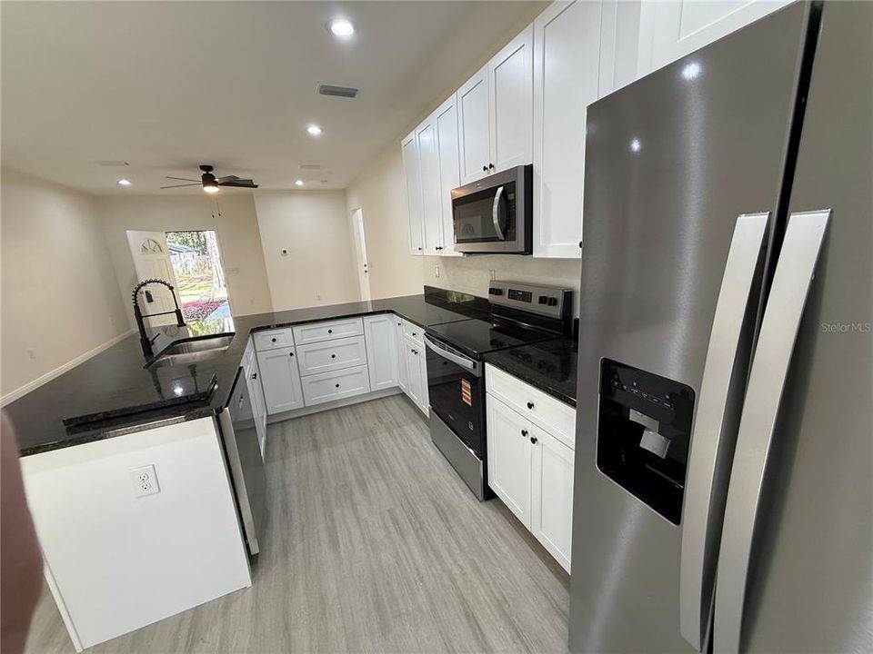 合同活跃: $265,000 (3 贝兹, 2 浴室, 1250 平方英尺)