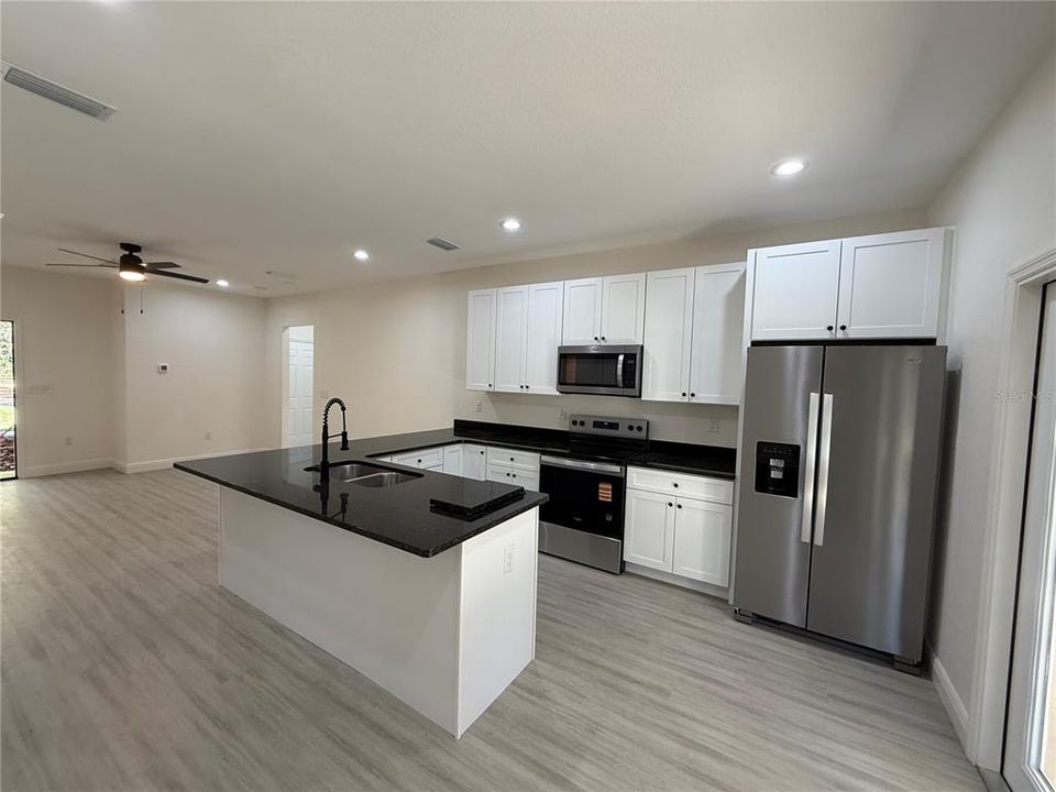 合同活跃: $265,000 (3 贝兹, 2 浴室, 1250 平方英尺)