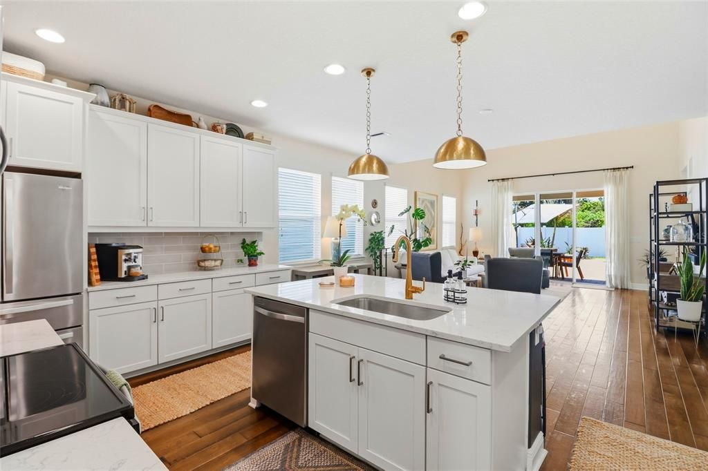 Activo con contrato: $699,995 (4 camas, 3 baños, 2750 Pies cuadrados)