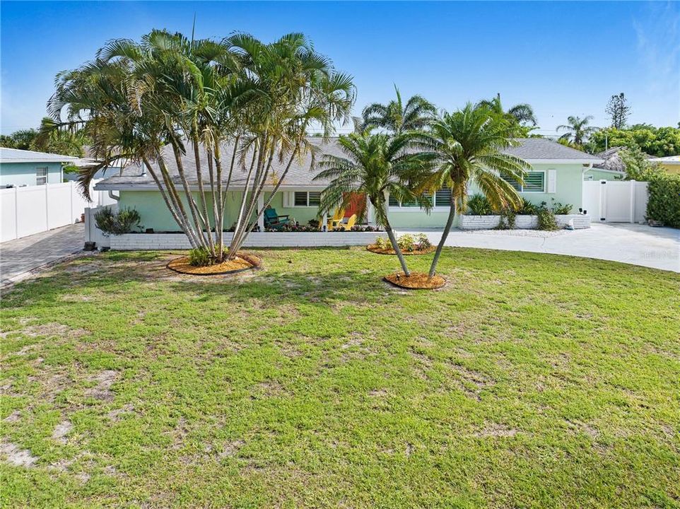 For Sale: $695,000 (4 beds, 2 baths, 1900 Square Feet)