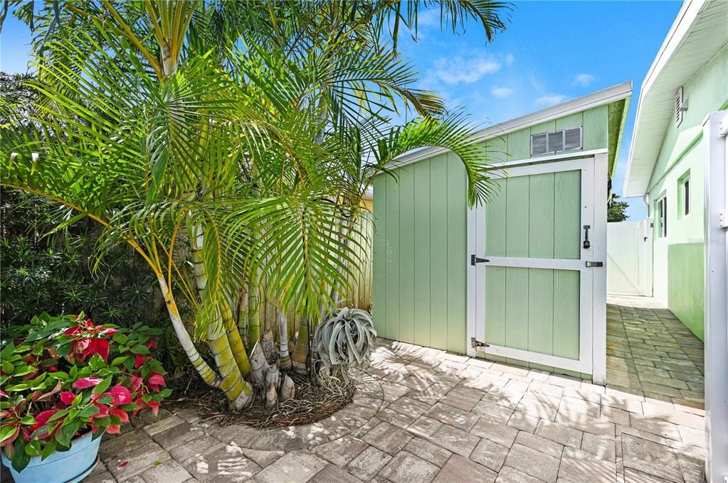 For Sale: $695,000 (4 beds, 2 baths, 1900 Square Feet)