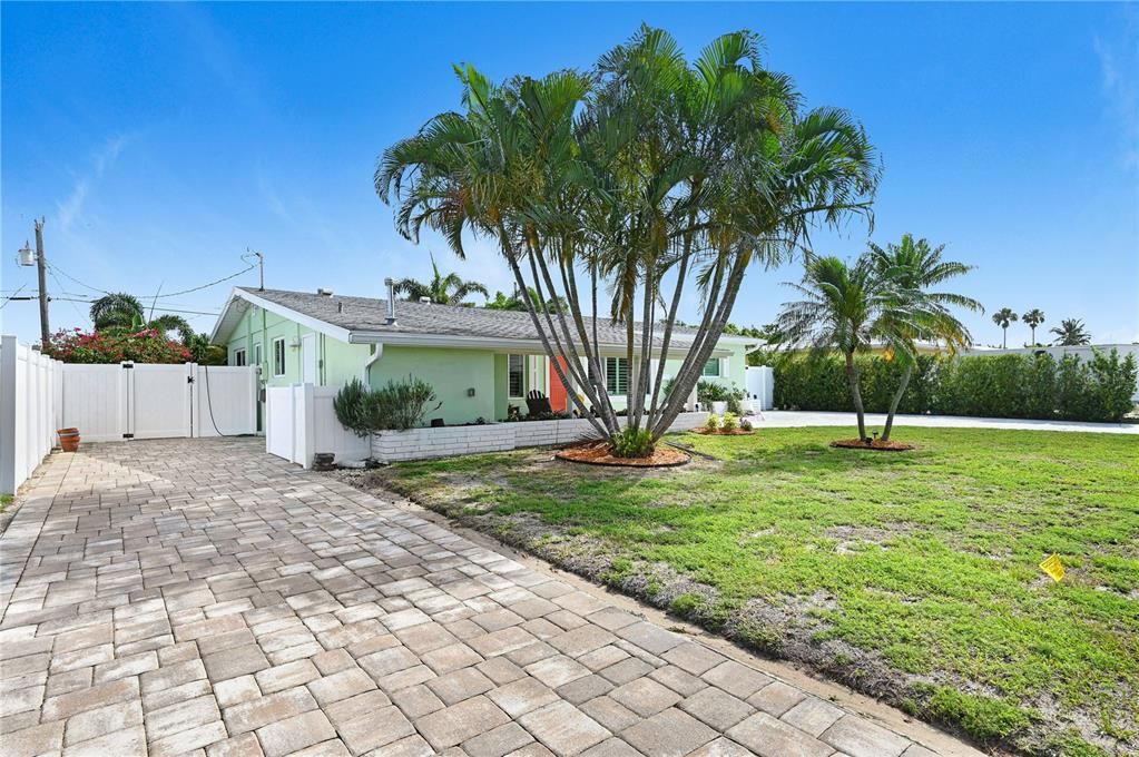 For Sale: $695,000 (4 beds, 2 baths, 1900 Square Feet)