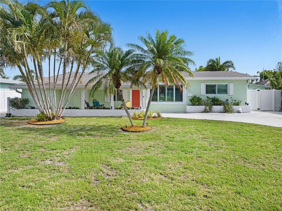 For Sale: $695,000 (4 beds, 2 baths, 1900 Square Feet)