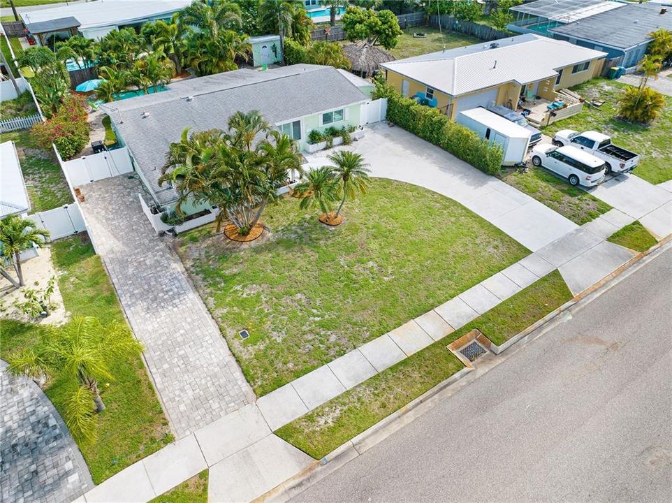For Sale: $695,000 (4 beds, 2 baths, 1900 Square Feet)