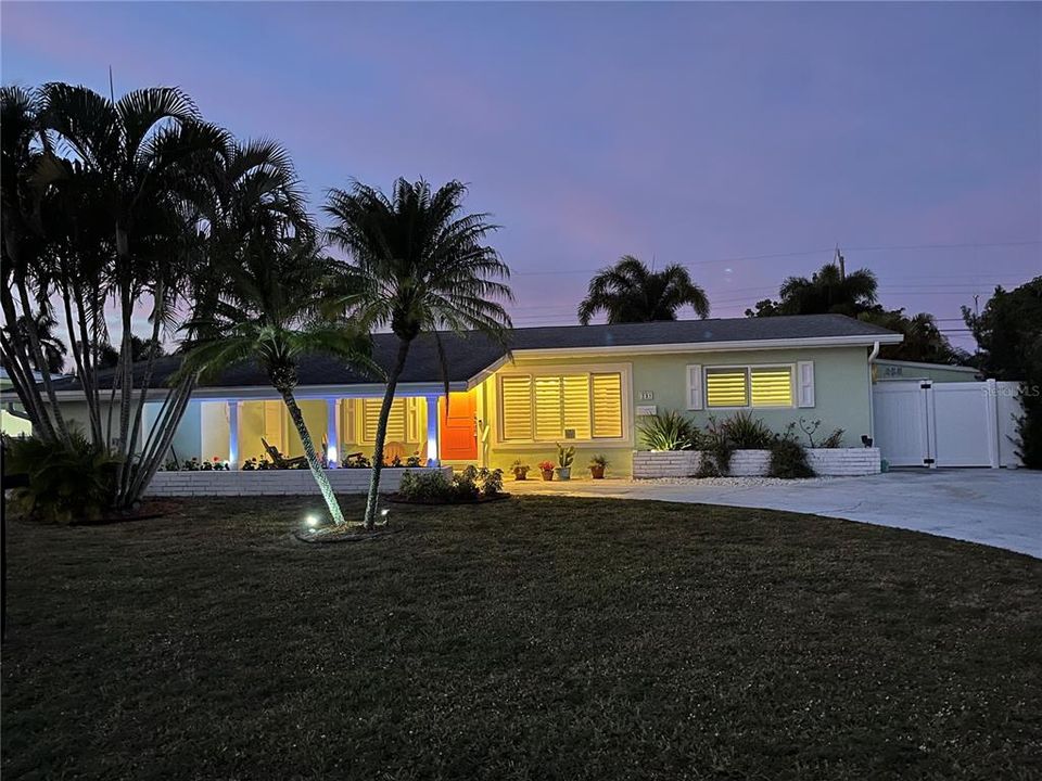 For Sale: $695,000 (4 beds, 2 baths, 1900 Square Feet)