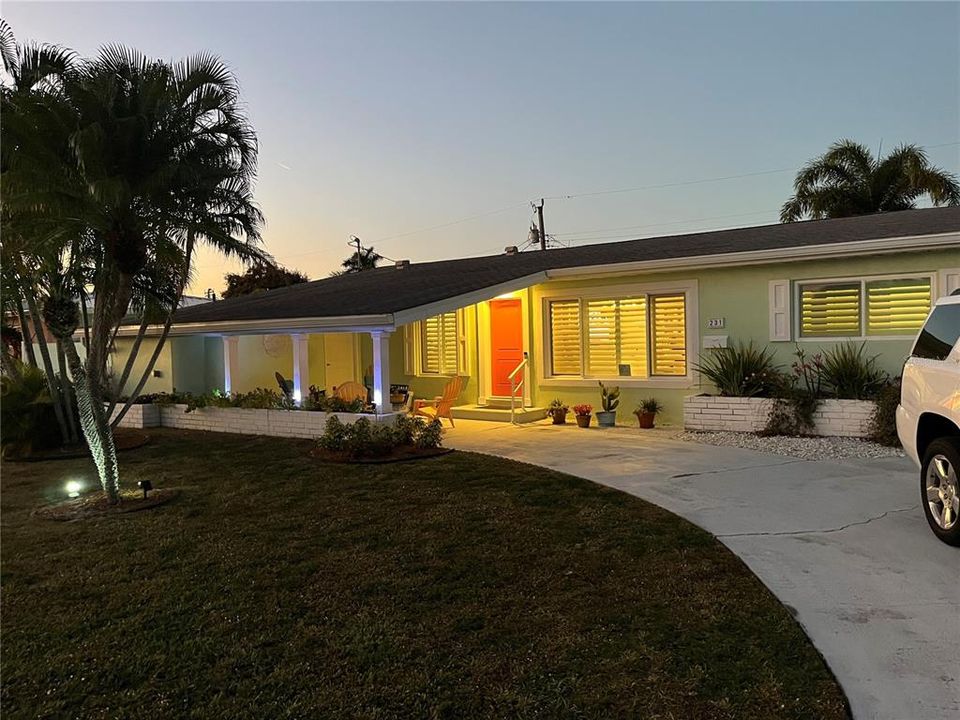 For Sale: $695,000 (4 beds, 2 baths, 1900 Square Feet)