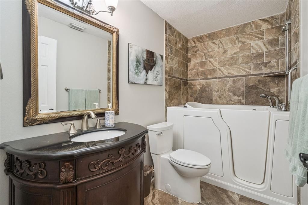 Activo con contrato: $748,000 (3 camas, 2 baños, 1613 Pies cuadrados)