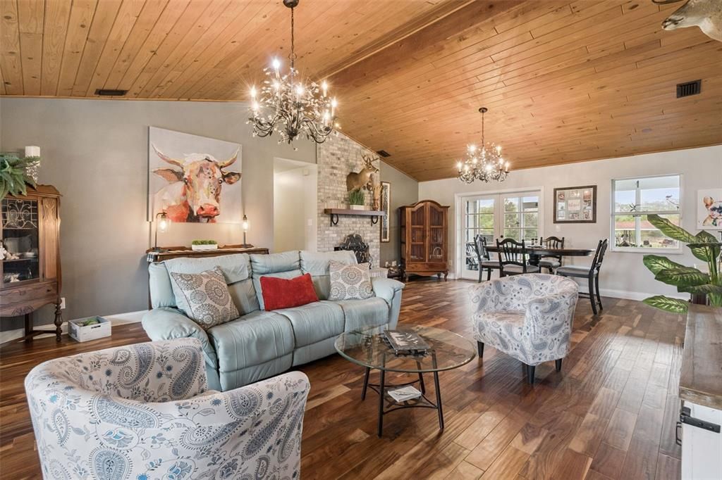 Activo con contrato: $748,000 (3 camas, 2 baños, 1613 Pies cuadrados)