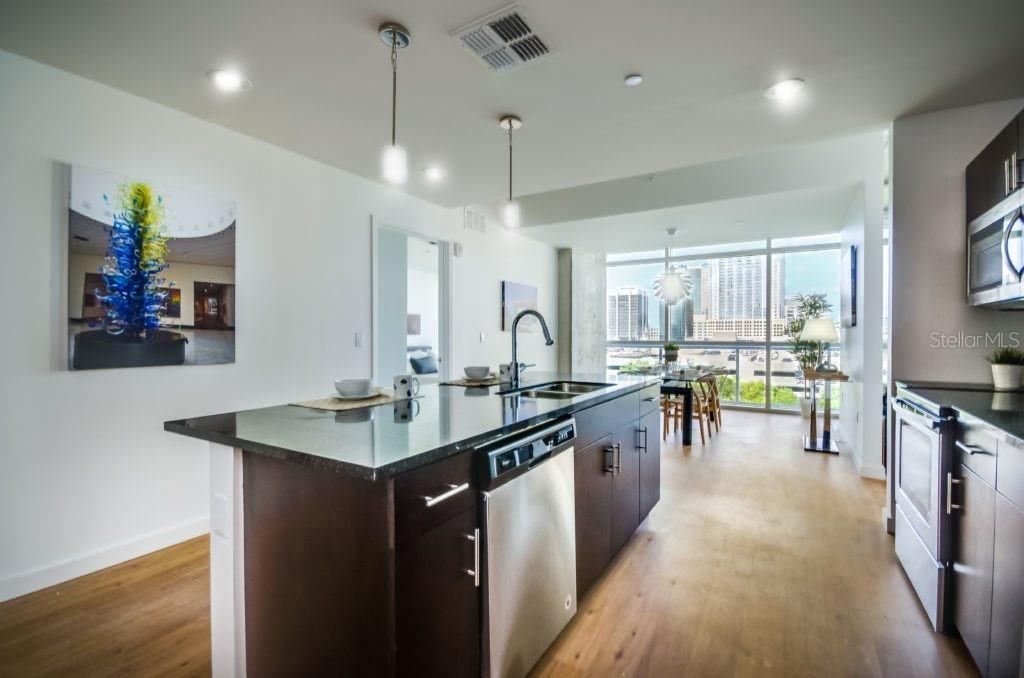 For Rent: $2,800 (2 beds, 2 baths, 1075 Square Feet)