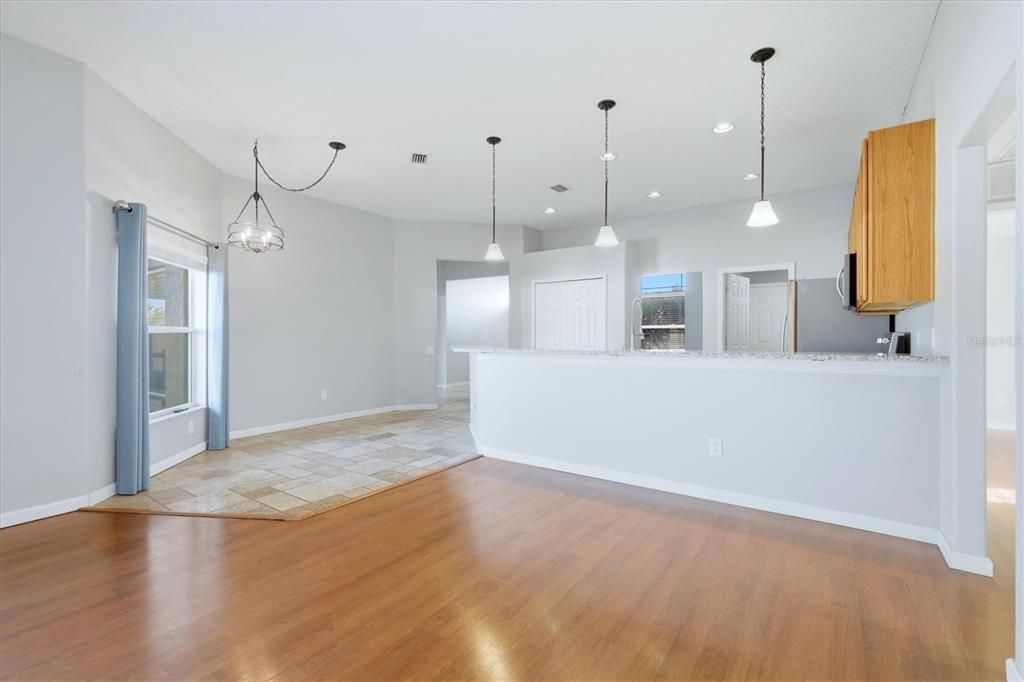 En Venta: $589,000 (4 camas, 3 baños, 2467 Pies cuadrados)