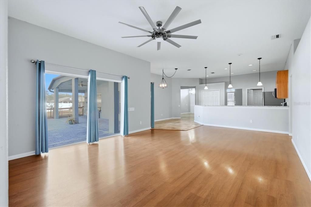 En Venta: $589,000 (4 camas, 3 baños, 2467 Pies cuadrados)