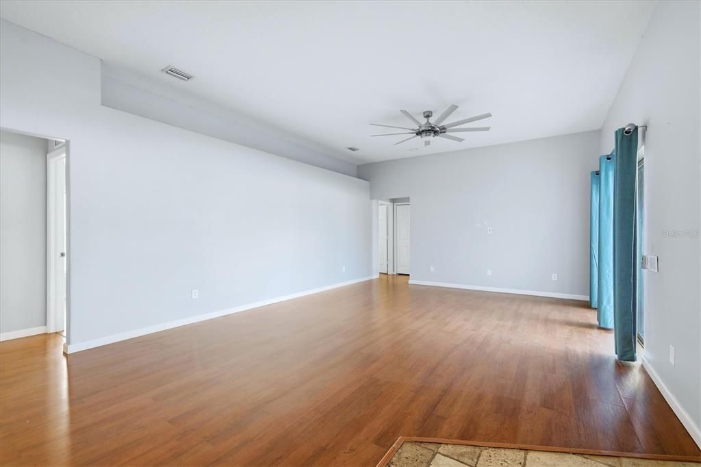 En Venta: $589,000 (4 camas, 3 baños, 2467 Pies cuadrados)