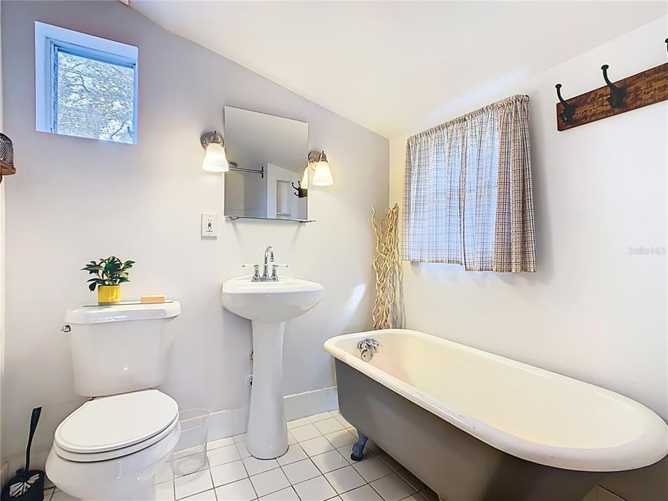 For Sale: $285,000 (3 beds, 1 baths, 1060 Square Feet)