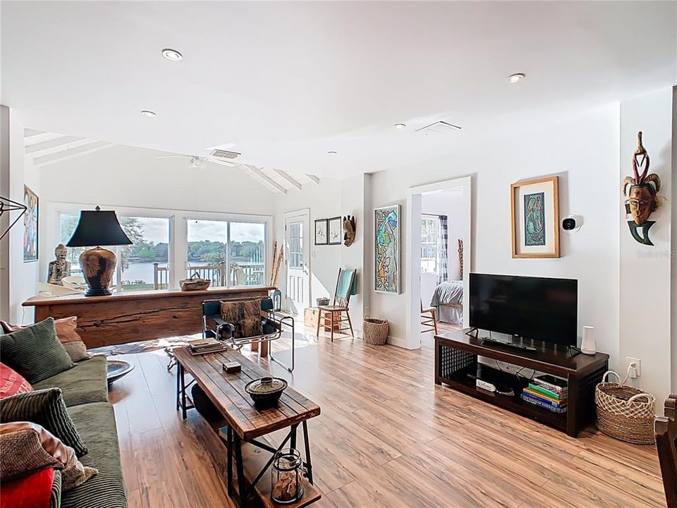 For Sale: $285,000 (3 beds, 1 baths, 1060 Square Feet)