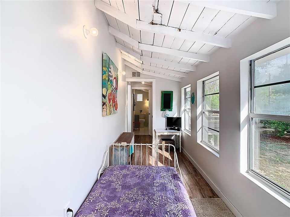For Sale: $285,000 (3 beds, 1 baths, 1060 Square Feet)