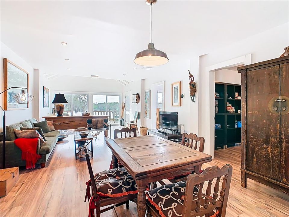 For Sale: $285,000 (3 beds, 1 baths, 1060 Square Feet)